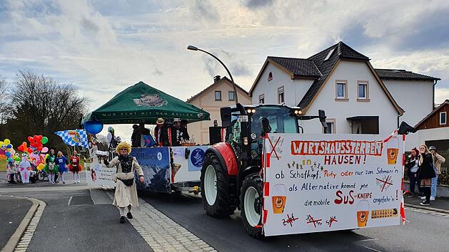 Dem Wirtshaussterben war ein Themenwagen beim Hausener Faschingszug gewidmet. Bernd Czelustek