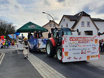 Dem Wirtshaussterben war ein Themenwagen beim Hausener Faschingszug gewidmet. Bernd Czelustek