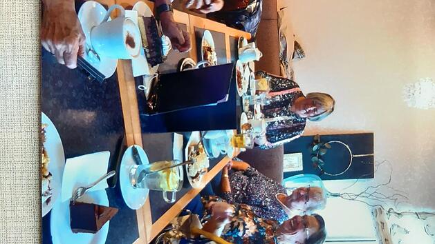 Fr&ouml;hlich ging es zu beim Klassentreffen im Caf&eacute; Kaiser. Vor 60 Jahren haben die Damen bei den Englischen Fr&auml;uleins in Bad Kissingen die Realschule abgeschlossen.