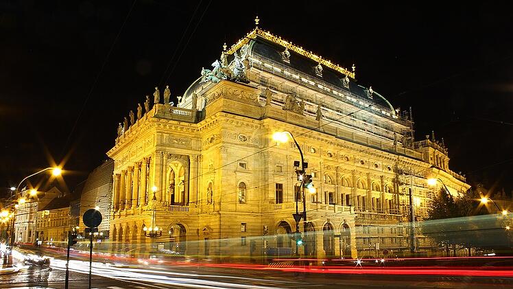 Das Prager Nationaltheater ist auch von außen beeindruckend.