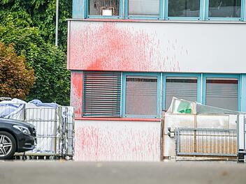 Anschlag mit Farbbeutel und Rauchbomben