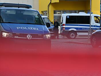 USK-Einsatz vor Berufsschule in Erlangen