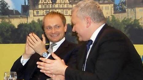 Christian Lindner (links) mit dem Vorsitzenden der FDP-Fraktion im bayerischen Landtag, Thomas Hacker. Foto: Oliver Schmidt