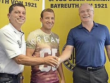 Bayreuths Trainer Dieter Kurth (links) freut sich über die Verpflichtung seines Wunschspielers Dominik Stolz (Mitte). Rechts der Aufsichtsratsvorsitzende der SpVgg, Mathias Fleischmann. Foto: Peter Glaser