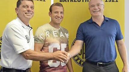 Bayreuths Trainer Dieter Kurth (links) freut sich über die Verpflichtung seines Wunschspielers Dominik Stolz (Mitte). Rechts der Aufsichtsratsvorsitzende der SpVgg, Mathias Fleischmann. Foto: Peter Glaser