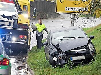 Beide Fahrzeuge mussten abgeschleppt werden.  Foto: Helmut Will