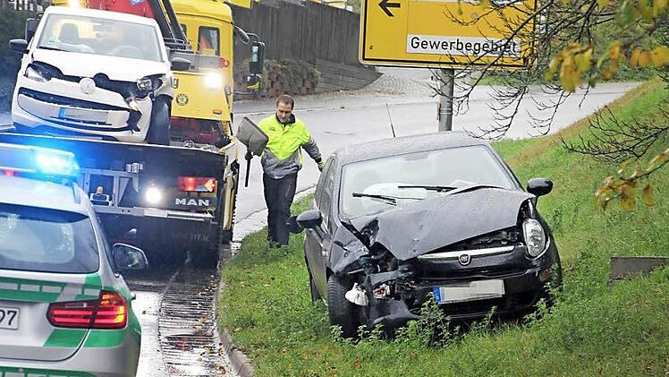 Beide Fahrzeuge mussten abgeschleppt werden.  Foto: Helmut Will