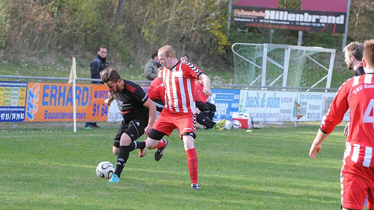 Szene vom Pokalspiel des FC Reichenbach (dunkle Trikots) gegen den TSV Rannungen. Foto: Hopf