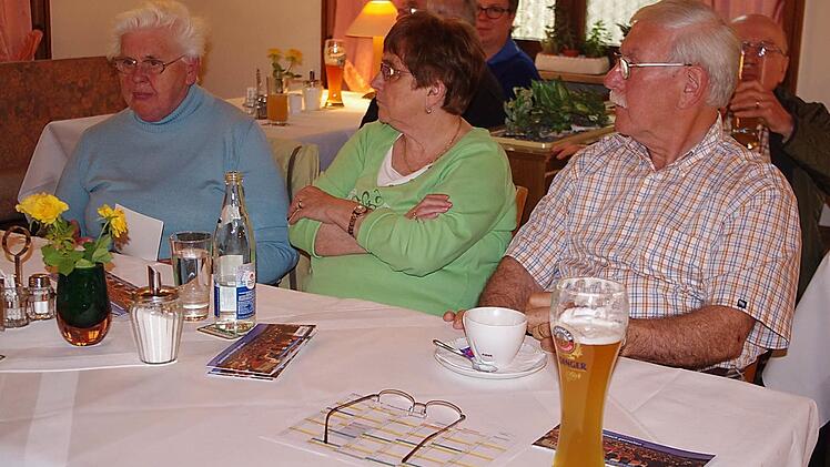 Teinehm er der Zeitzeugen-Erinnerungsrunde im "Hotel Sonne" Foto: Heike Schülein