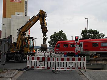 Der Bahnübergang in der Kronacher Straße ist gesperrt. Die Deutsche Bahn lässt Gleis-Sanierungsarbeiten durchführen. Fotos: Alexander Hartmann