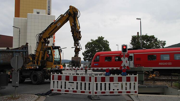 Der Bahnübergang in der Kronacher Straße ist gesperrt. Die Deutsche Bahn lässt Gleis-Sanierungsarbeiten durchführen. Fotos: Alexander Hartmann