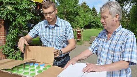 Marko Grunewald (links) vom Marketing der Firma Sonderpreis-Baumärkte kam nicht mit leeren Händen ans Pfadfinderhaus. Zusätzlich zu einem Geldbetrag von 2500 Euro überreichte er Dieter Wolf eine umfangreichen Sachspende.