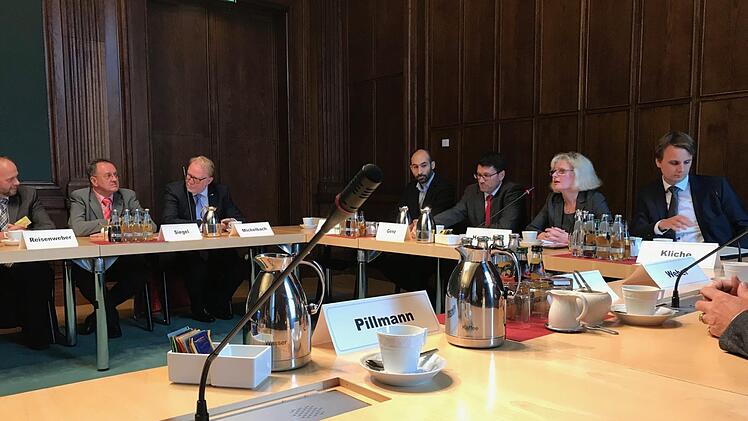 Beim  Gespräch der Coburger Delegation mit der für Stromtrassen zuständigen Fachabteilung des Wirtschaftsministeriums.Nina Kutscher