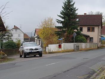 Von der Herrengasse aus ist die Staatsstraße in Kothen schwer einsehbar. Deshalb soll das "Zappls"- Haus weichen, wie Bürgermeister Vogel jetzt auf der örtlichen Bürgerversammlung informierte. Stephanie Elm