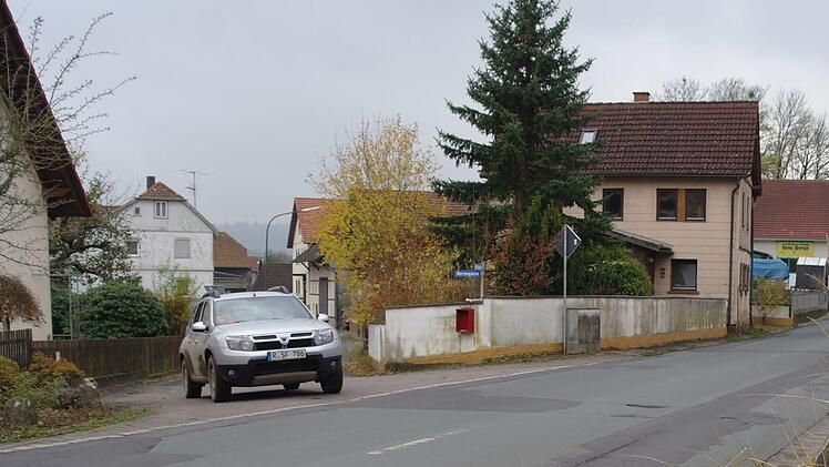 Von der Herrengasse aus ist die Staatsstraße in Kothen schwer einsehbar. Deshalb soll das "Zappls"- Haus weichen, wie Bürgermeister Vogel jetzt auf der örtlichen Bürgerversammlung informierte. Stephanie Elm