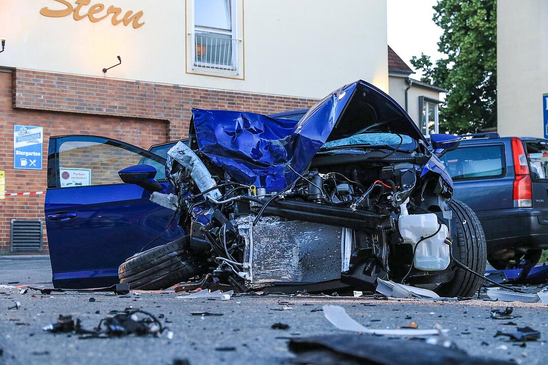 Nach Flucht vor der Polizei: Autofahrer erfasst Fußgänger im Kreis Coburg - drei Menschen teils schwerst verletzt