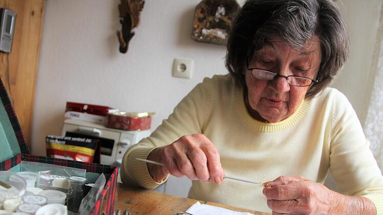 Mit Geduld und einer Stricknadel formt Maria Neumann Sternenstrahlen. Fuchs