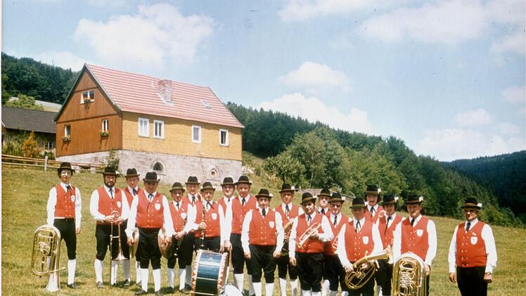 Die Trachtenkapelle in der Gründerzeit.  Archiv Riedenberger Musikanten