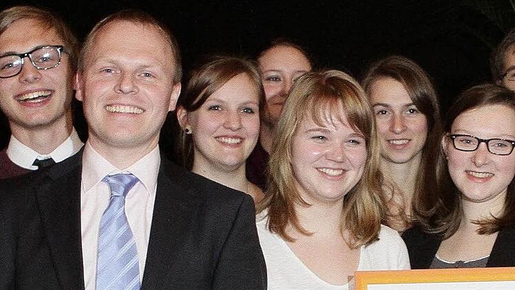 Christian Kramer (Zweiter von links) mit Schülern seines P-Seminars, das  mit Stolpersteinen auf das Schicksal  Kulmbacher Juden aufmerksam machte. Foto: Archiv
