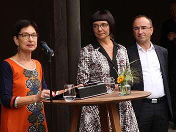 Die Kulturbeauftragte des Landkreises Haßberge Renate Ortloff sowie die "Schlossbesitzer" Pia Praetorius und Wolfgang Kropp (von links) freuten sich über das große Interesse zur Eröffnungsfeier von "Kunststück 2019/2020".Günther Geiling