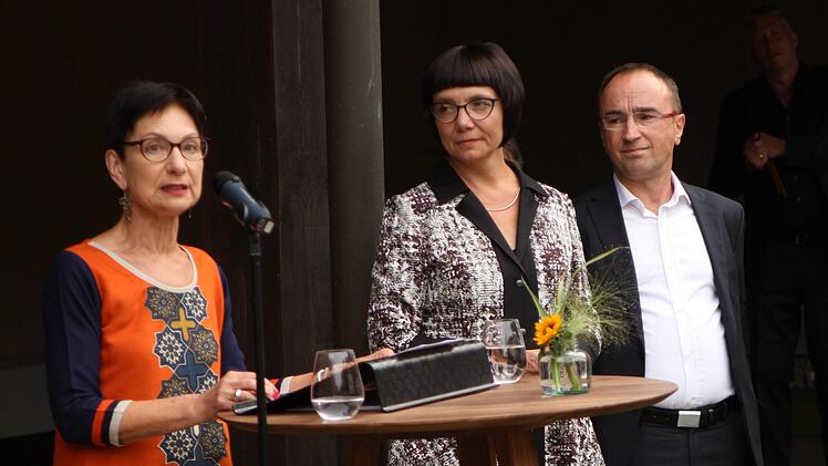 Die Kulturbeauftragte des Landkreises Haßberge Renate Ortloff sowie die "Schlossbesitzer" Pia Praetorius und Wolfgang Kropp (von links) freuten sich über das große Interesse zur Eröffnungsfeier von "Kunststück 2019/2020".Günther Geiling
