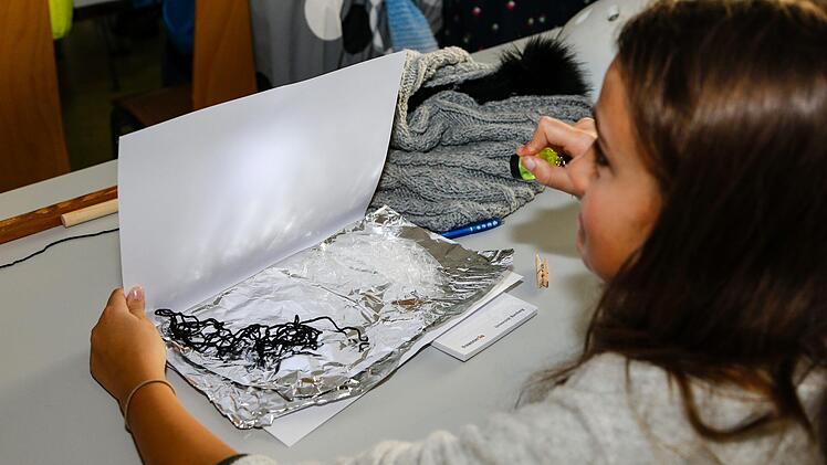Schatten haben schon immer Künstlerinnen und Künstler inspiriert. Am Samstag auch die jungen Studierenden an der Bamberger Kinder-Uni.  Foto: Matthias Hoch