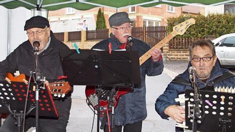 Manfred Niewelt, Jürgen Thorandt und Willy Pöhner (von links) brachten einige gefühlvolle weihnachtliche Lieder dar.