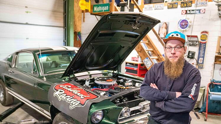 Karosseriebauer Stefan Wanzek in der Oldtimer-Werkstatt Exmotors  in Altenkunstadt mit einem frisch restaurierten 67er Mustang GTA. Foto: Adriane Lochner