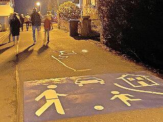 Der Bau- und Umweltausschuss besichtigte den Bereich rund um die Grundschule, um Lösungen zu diskutieren, wie die Schulkinder sicherer ans Ziel gelangen können.