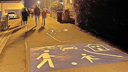 Der Bau- und Umweltausschuss besichtigte den Bereich rund um die Grundschule, um Lösungen zu diskutieren, wie die Schulkinder sicherer ans Ziel gelangen können.