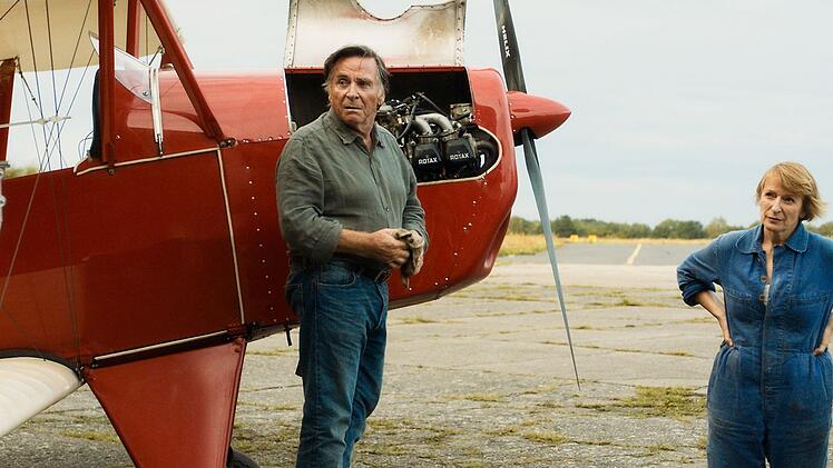 Auf seiner Reise trifft Schorsch (Elmar Wepper) auf die Mechanikerin Hannah (Dagmar Manzel).