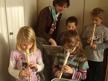 An der Oerlenbacher Mittelschule unterstützt der Förderverein: Im vergangenen Jahr leitete etwa Brigitte Ferger eine Flötengruppe.  Foto: Stefan Geiger