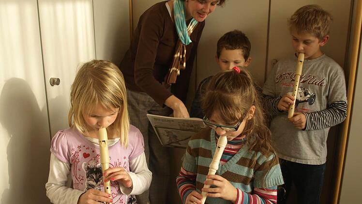 An der Oerlenbacher Mittelschule unterstützt der Förderverein: Im vergangenen Jahr leitete etwa Brigitte Ferger eine Flötengruppe.  Foto: Stefan Geiger
