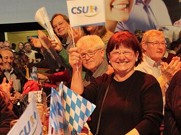 "Da läuft mir die Gänsehaut runter", gibt die Forchheimer Stadträtin Mathilde Hartmann zu, während die Bayern-Hymne geschmettert wird. Fotos: Nikolas Pelke