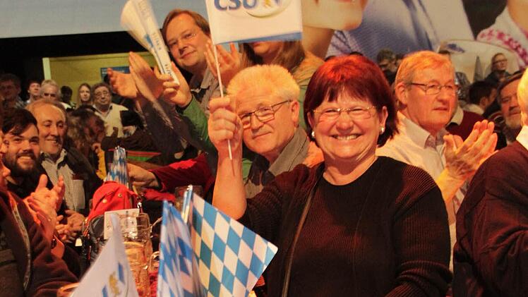 "Da läuft mir die Gänsehaut runter", gibt die Forchheimer Stadträtin Mathilde Hartmann zu, während die Bayern-Hymne geschmettert wird. Fotos: Nikolas Pelke