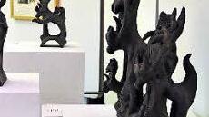 Diese chinesischen Ziegelkatzen aus Ton gehören zur Ausstellung, die derzeit in der Eremitage in Bayreuth zu sehen ist. Foto: Stephan Herbert Fuchs