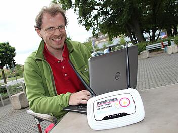 Einige Stellen in Bamberg gibt es bereits, an denen freies Wlan nutzbar ist: Zum Beispiel am Troppauplatz, wo Martin Mai vom Verein Backspace Bamberg das Netz testet.  Foto: Sebastian Martin