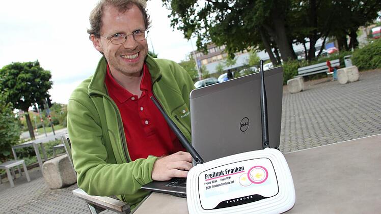Einige Stellen in Bamberg gibt es bereits, an denen freies Wlan nutzbar ist: Zum Beispiel am Troppauplatz, wo Martin Mai vom Verein Backspace Bamberg das Netz testet.  Foto: Sebastian Martin