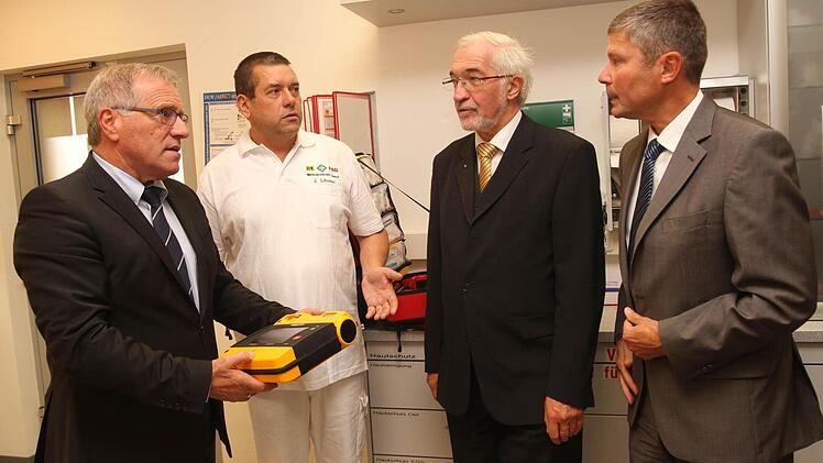 Über die "Krankenstation" und die Ausstattung mit Geräten wie hier einem Defibrillator war der Staatssekretär besonders erstaunt. Von rechts: Werksarzt Dr. Huber, Regierungspräsident Paul Beinhofer und G. Schneider vom Werksärztlichen Dienst. Foto: Günther Geiling
