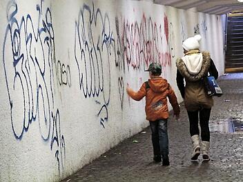 Die Schmierereien in der Forchheimer Unterführung werden vor deren Schließung wohl nicht mehr entfernt.  Fotos: Josef Hofbauer