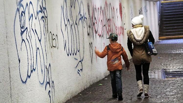 Die Schmierereien in der Forchheimer Unterführung werden vor deren Schließung wohl nicht mehr entfernt.  Fotos: Josef Hofbauer