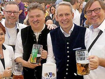 Sie stoßen auf 25 Jahre Partnerschaft an - von links: stellvertretende Landrätin Christina Flauder, Bezirksbürgermeister Reinhard Naumann, Landrat Klaus Peter Söllner, Brauerei-Vorstandssprecher Markus Stodden und Markus Friedezky. Foto: Dieter Hübner