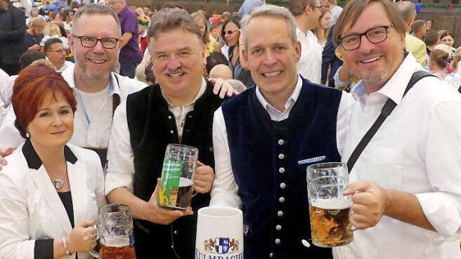 Sie stoßen auf 25 Jahre Partnerschaft an - von links: stellvertretende Landrätin Christina Flauder, Bezirksbürgermeister Reinhard Naumann, Landrat Klaus Peter Söllner, Brauerei-Vorstandssprecher Markus Stodden und Markus Friedezky. Foto: Dieter Hübner