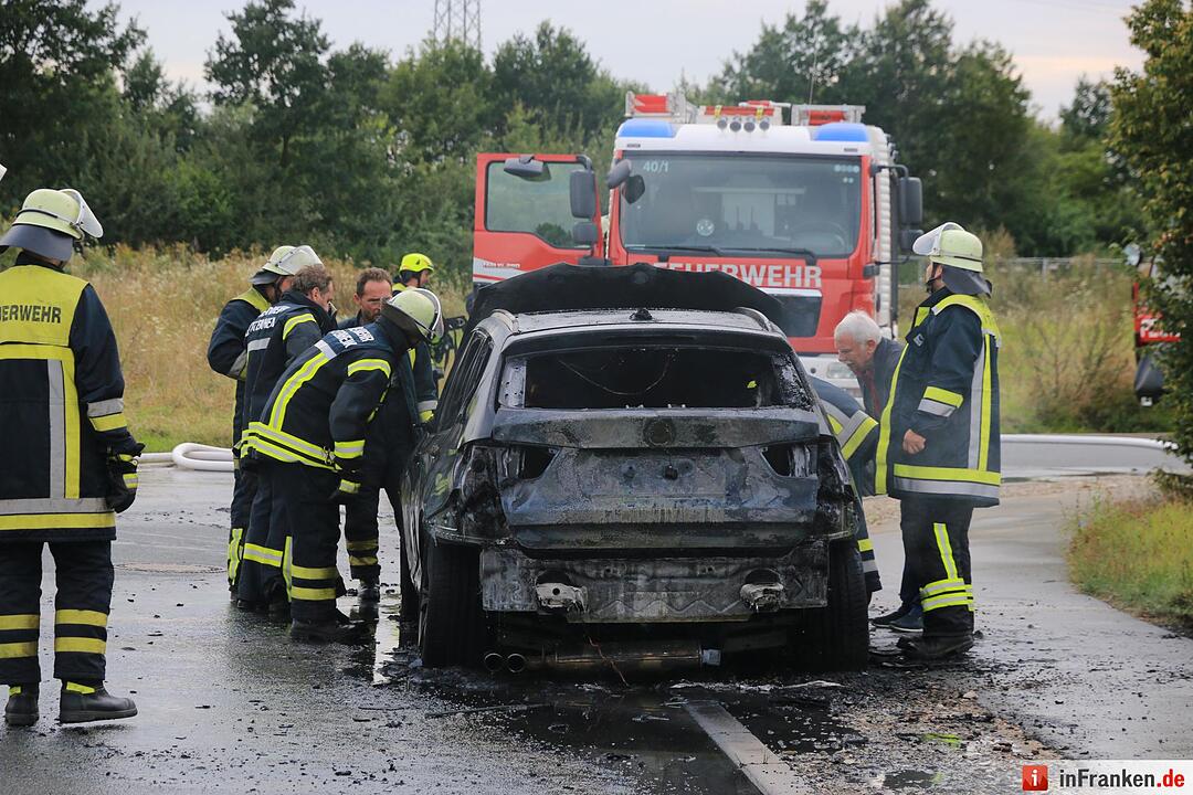 Auto brennt in Buttenheim aus
