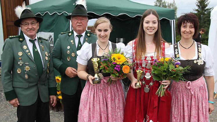 Die Pokalgewinner: von links Schützenmeister Joachim Welsch, Rainer Wolniczak, Carina Gahn, Sara Schirmann und Vorsitzende Maria Lessig