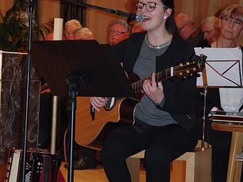 Lina Prell begleitete sich bei ihren Gesangsvorträgen selbst auf der Gitarre. Fotos: Heike Schülein