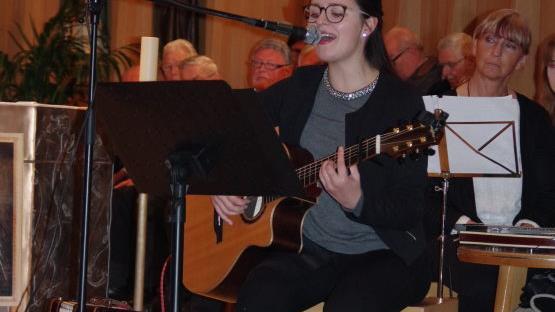 Lina Prell begleitete sich bei ihren Gesangsvorträgen selbst auf der Gitarre. Fotos: Heike Schülein