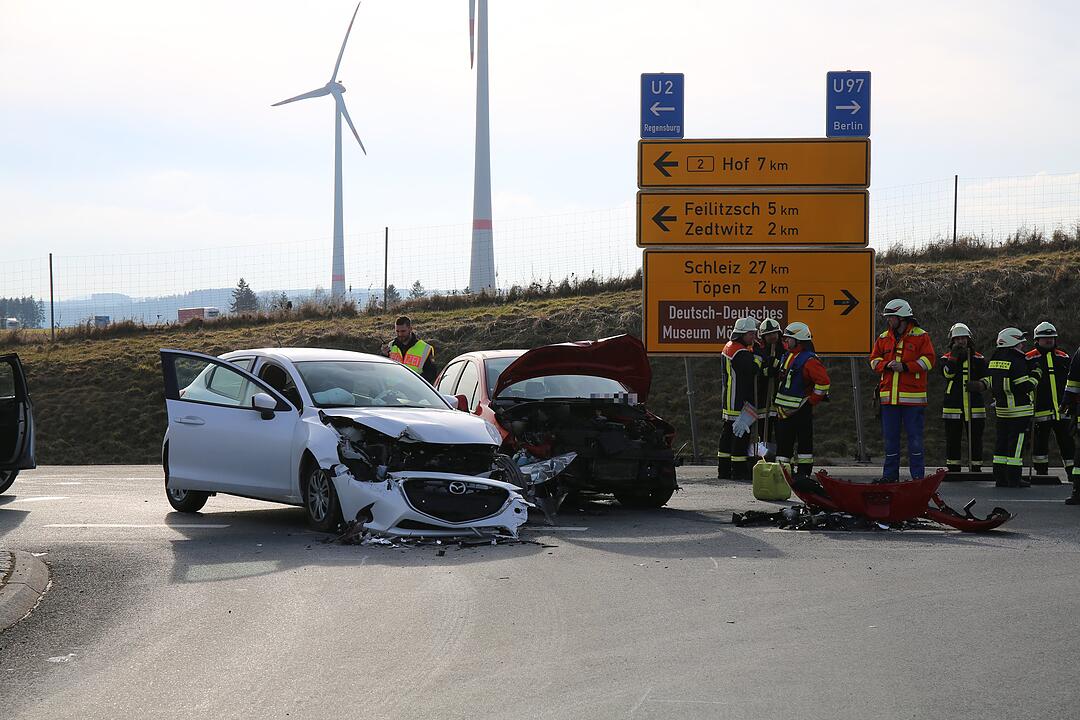 Hof:Unfall auf der A72 mit mehreren Fahrzeugen und Verletzten