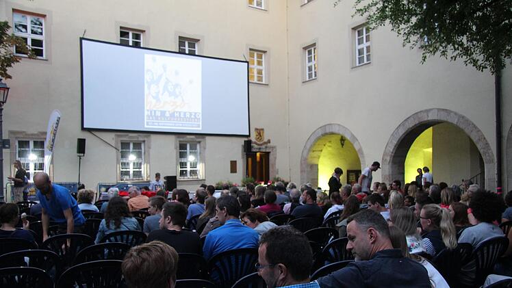 Die ersten Tage sind geschafft, das Open-Air-Kino im Schlosshof erfreute sich bislang besten Wetters.