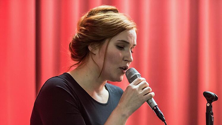Reichlich Beifall gab es für den Ella-Fitzgerald-Abend, den Laura Mann und Florian Berndt im Foyer des neuen Coburger Wohnbau-Domizils gestalteten.Jochen Berger